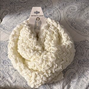 NFINITY Infinity Loop Cream Scarf